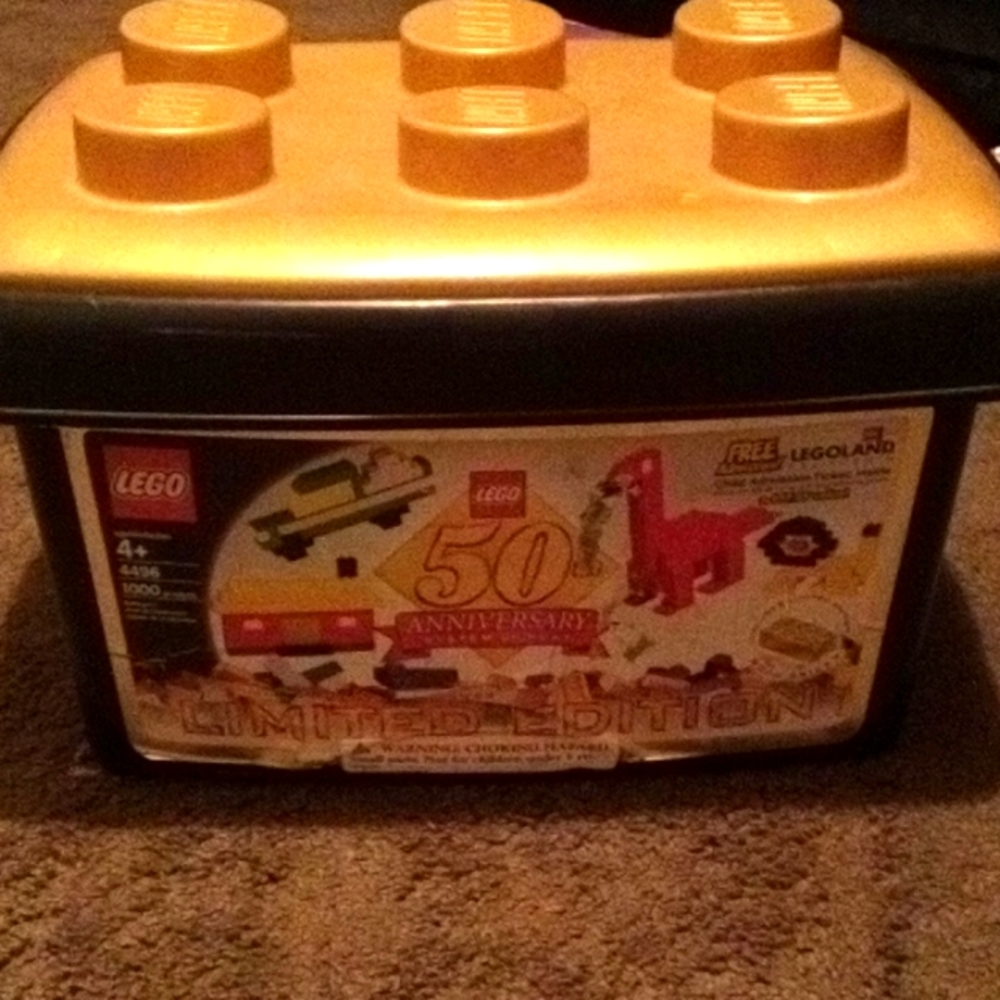 1000+ piece LEGOs in vintage limited edition container 🩷